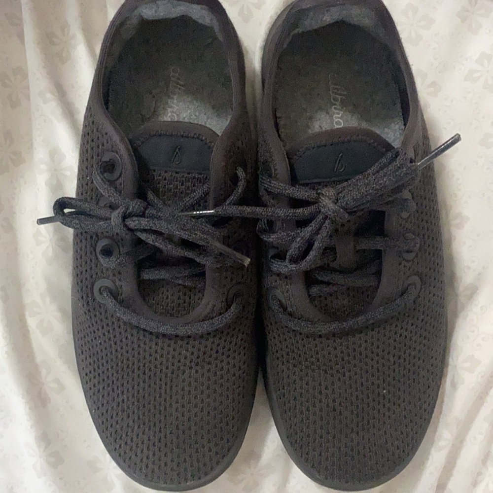Black Women’s Tree Runners size 7